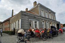 Het publiek komt toe, voorbijgangers blijven plakken - voor het museum De Snoek en zijn herberg