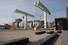 Kom over de brug - in dit geval de Londenbrug. Bezoek met VVIA het dokkenlandschap van 't Eilandje in Antwerpen